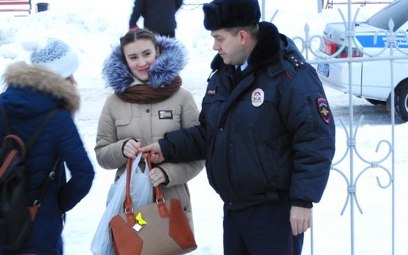 Губкинские полицейские вручили школьникам СВ-подарки