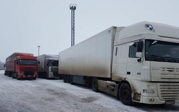На 4 километра растянулась очередь из большегрузов на границе Украины и Белгородской области
