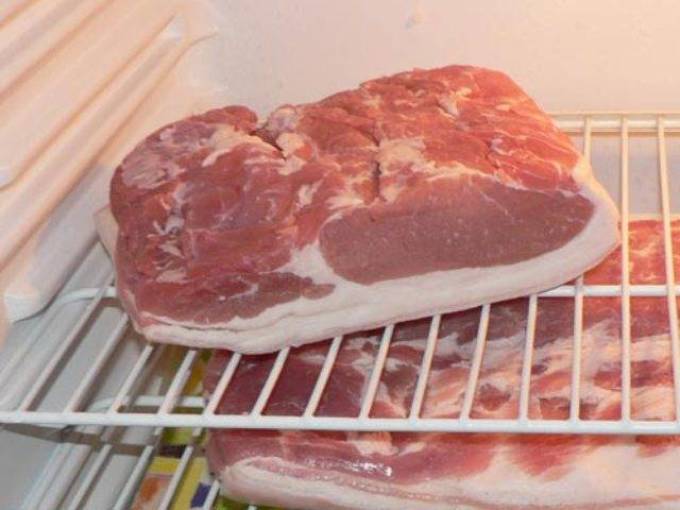 Губкинец украл у пенсионерки 12 килограммов сала и мяса