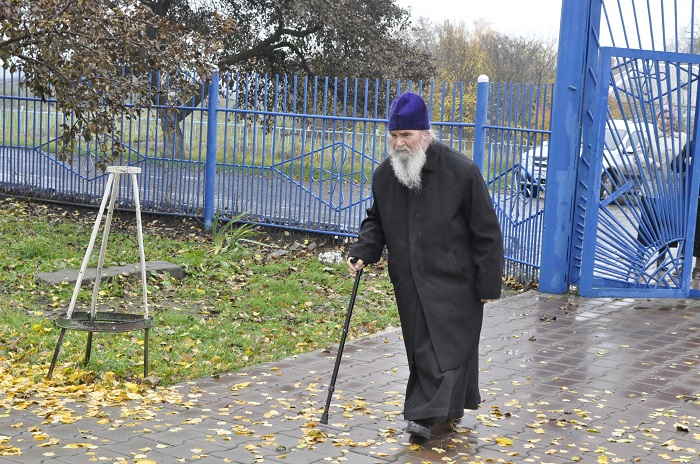 Прихожане, духовенство и власти поздравляют с 90-летием старейшего губкинского священника