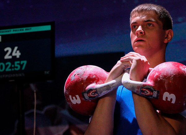 Чемпион мира, знаменитый губкинский гиревик Павел Чуев просит помочь ему стать «Студентом года»