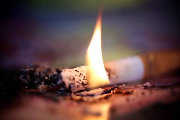 Губкинца обвиняют в  том, что из-за не потушенной им сигареты погиб человек