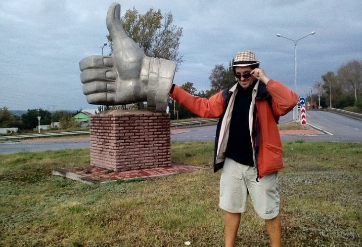 Известный путешественник и блогер из Питера «заценил» памятник большому пальцу в Губкине