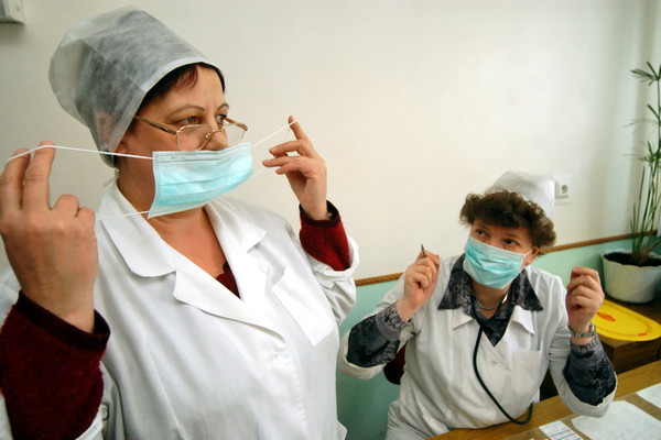 Персонал больниц, школ и торговых точек под страхом штрафа обязали носить маски