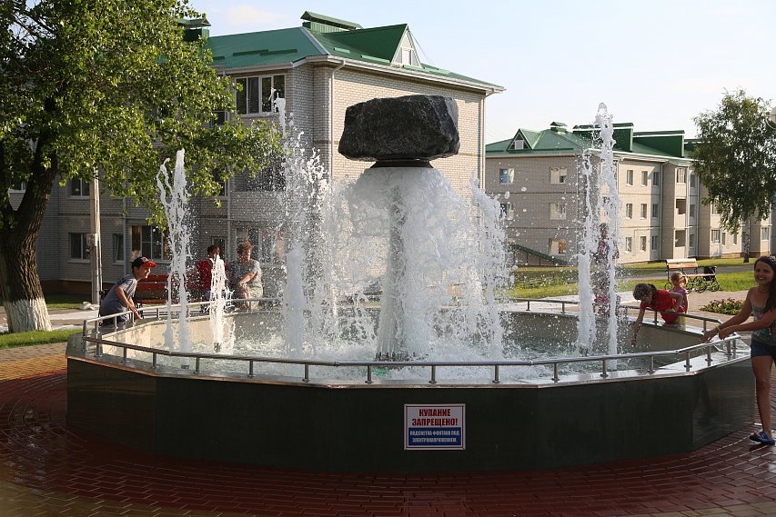 В Губкине появился новый фонтан с камнем