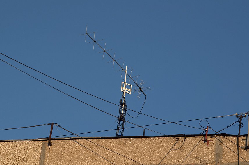 Губкинский радиолюбитель установил на крыше дома антенну, из-за чего кровля протекла