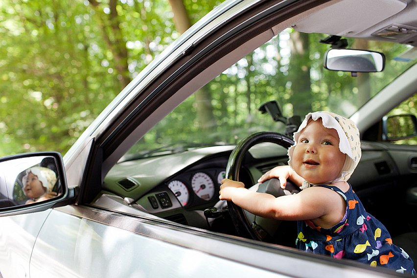 Не паркуй ребёнка: детей до семи лет запретили оставлять в машинах одних