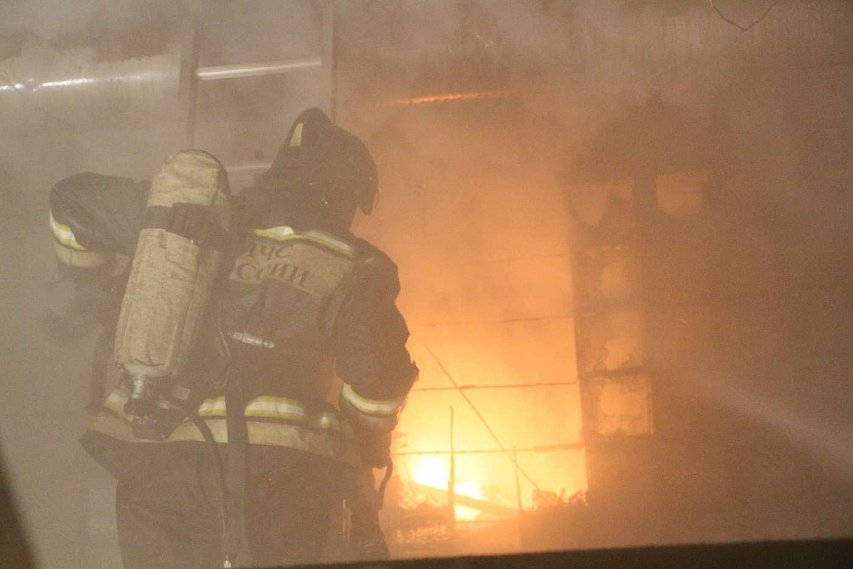 Губкинские МЧСники потушили пожар по улице Мира