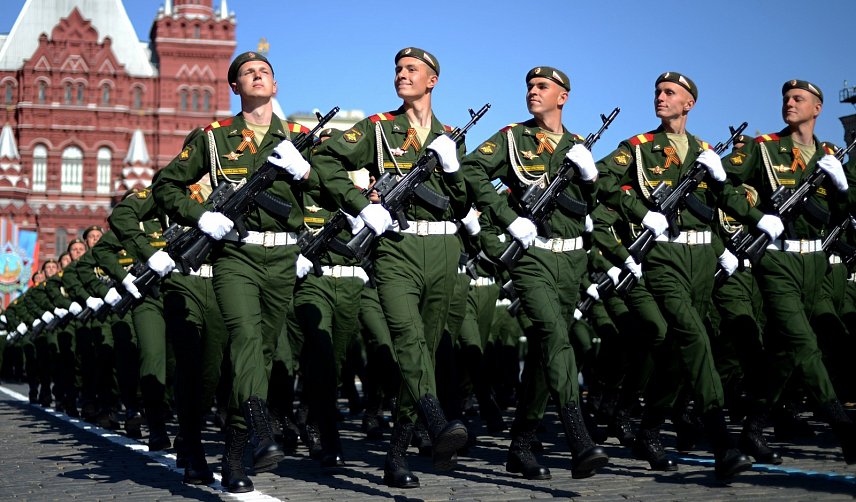 Больше всего россияне доверяют армии, церкви и СМИ
