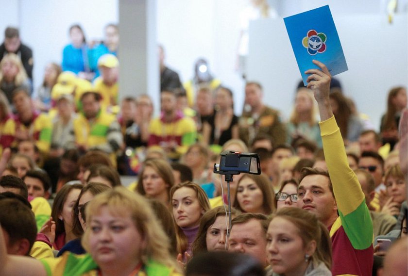 Фестиваль молодёжи и студентов: как белый флаг помог нашему журналисту задать вопрос пресс-секретарю российского МИДа Марии Захаровой 