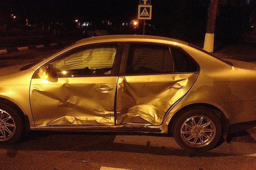 Вчера вечером в Губкине столкнулись две иномарки, в ДТП пострадали оба водителя
