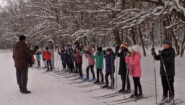 Фонд Андрея Скоча подарил лыжи Боброводворской школе