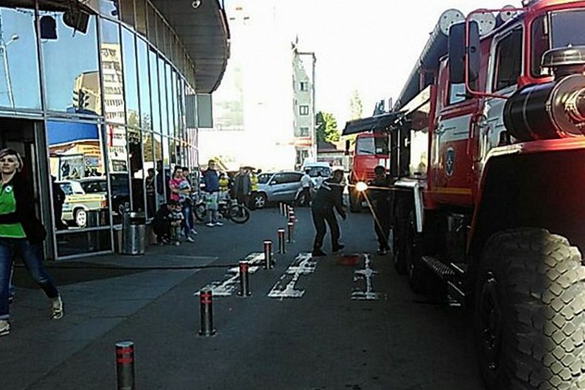 В Белгороде загорелся торговый центр «Спутник-Дом»