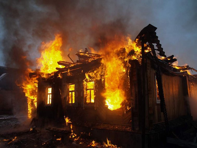 В полночь в одном из губкинских сёл загорелся дом