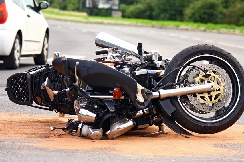 В Губкине мотоциклист врезался в бордюр