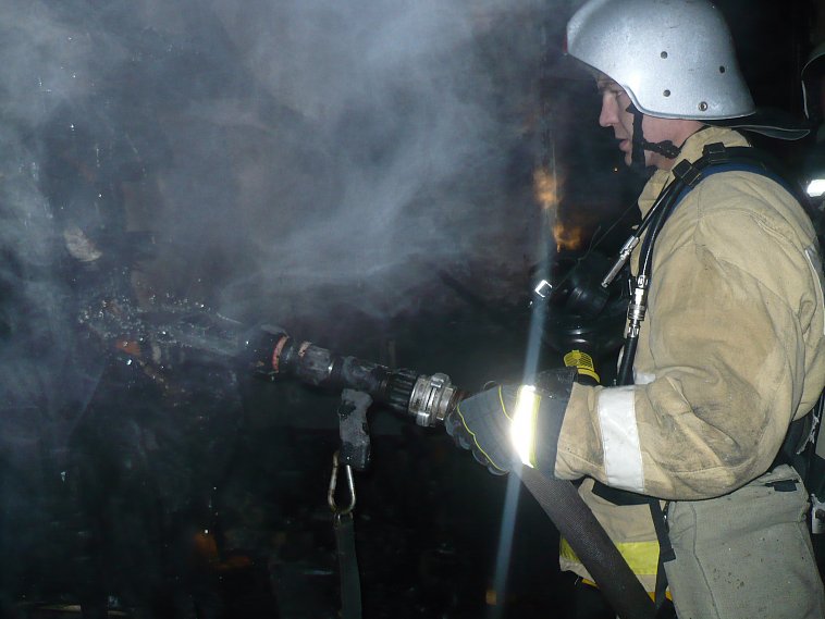 Губкинским спасателям утром пришлось тушить пожар 