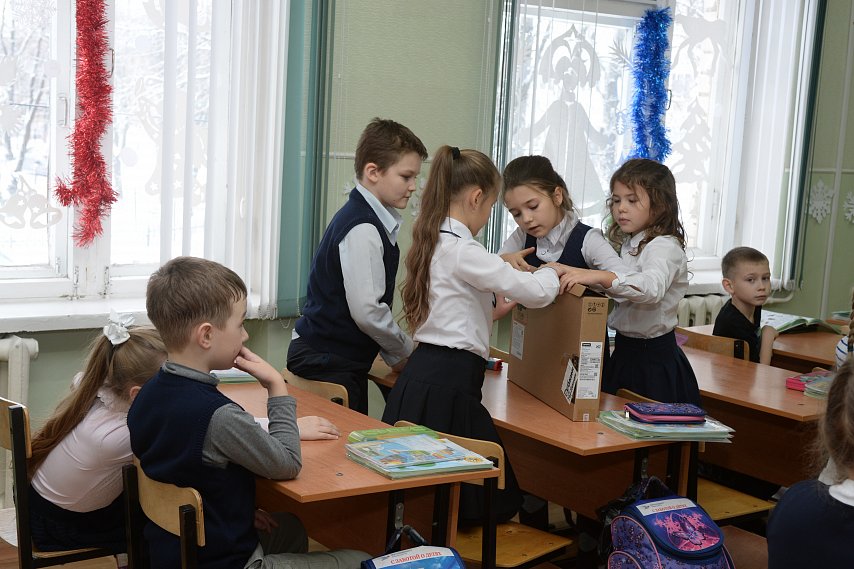 Губкинская школа получила подарок от фонда «Поколение»