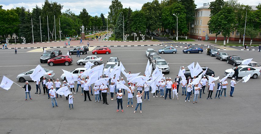 На главной площади Губкина к юбилею Лебединского ГОКа из машин сложили цифру «50»