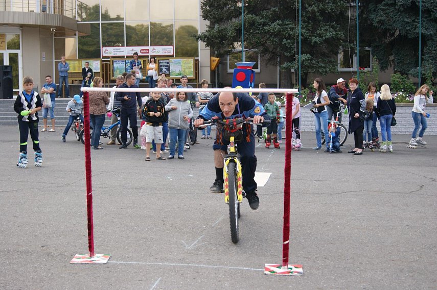 Позабавились: в Губкине устроили вело-роликовый праздник