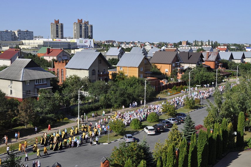 Крестным ходом по улицам Губкина прошли более тысячи человек