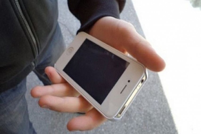 Студент губкинского колледжа задержан за кражу мобильника