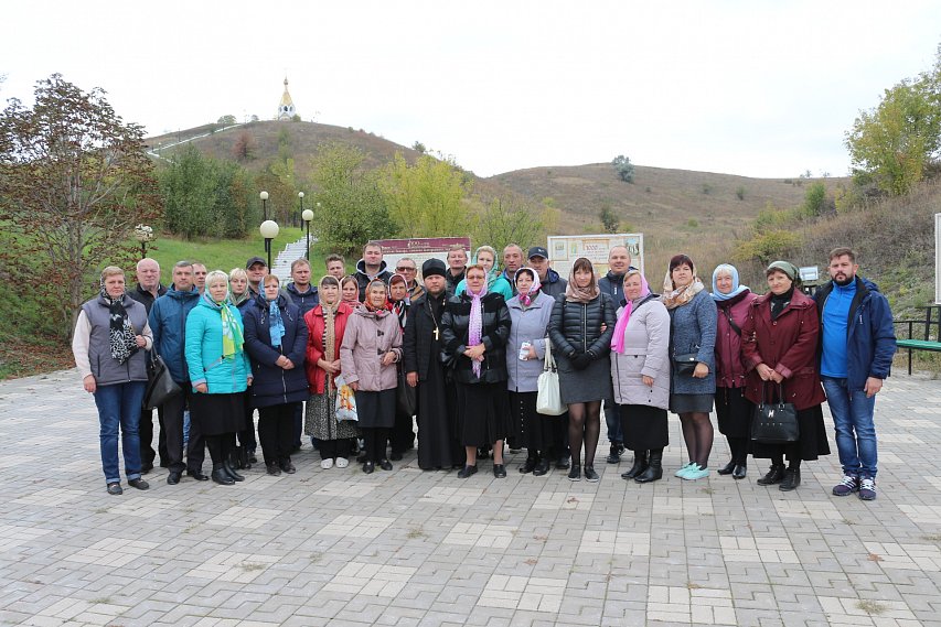 Депутат помог губкинским инвалидам побывать в Холковском монастыре