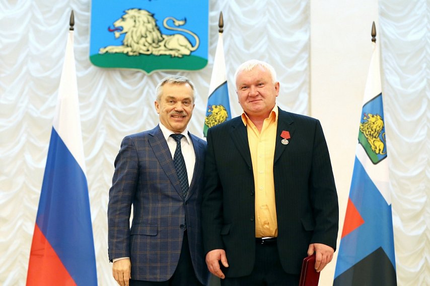 Евгений Савченко вручил государственные и областные награды губкинцам и старооскольцам