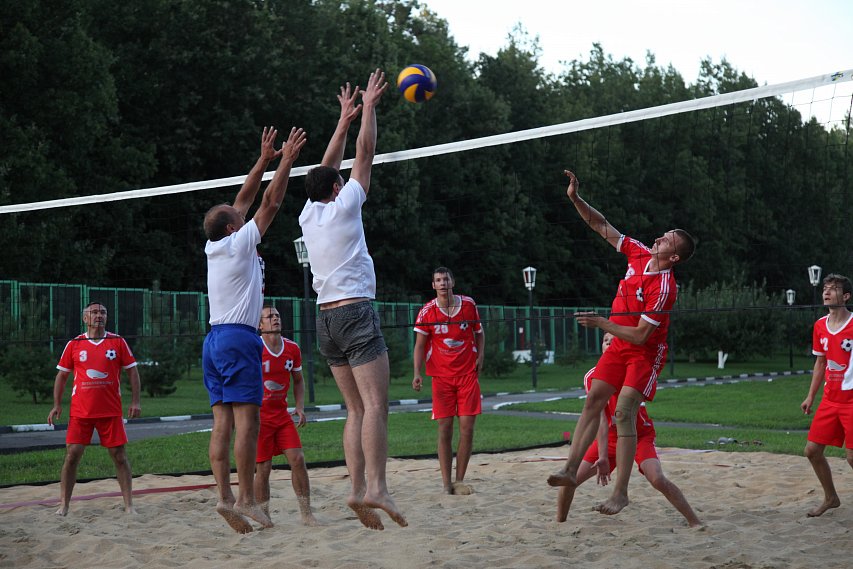 Руководители Лебединского ГОКа сыграли в волейбол и футбол с детьми и педагогами