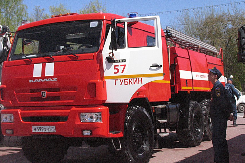 Губкинские спасатели приняли участие в выставке современной пожарно-спасательной техники