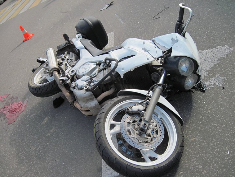 Столкновение ВАЗ-21110 с мотоциклом, сбитый малыш и перевернувшаяся Honda – обзор ДТП за 2 апреля
