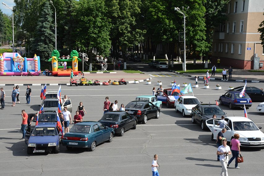 На главной площади Губкина из 60 машин выложили слово «Россия» (видео- и фото)