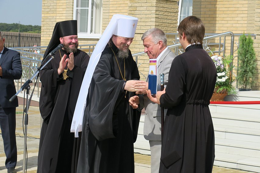 Белгородский митрополит наградил губкинского главу эксклюзивными часами и медалью