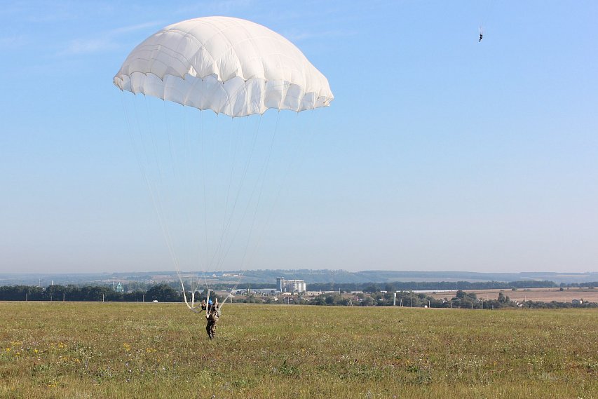 Курсанты пяти военно-патриотических клубов объединения «Поколение» совершили прыжки с парашютом 