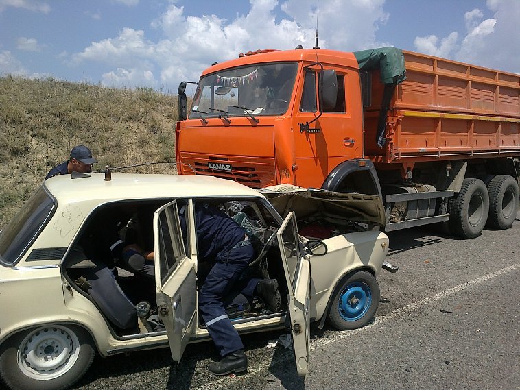 На трассе «Губкин–Никаноровка» 19-летний водитель на КамАЗе врезался в ВАЗ-2102
