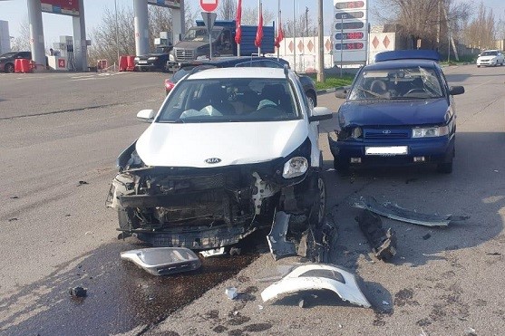 «Десятка» и Kia Rio столкнулись в Губкине