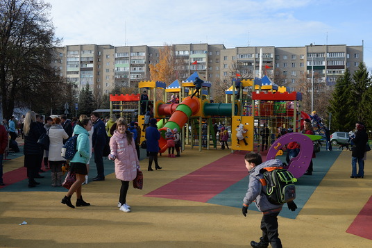 В Губкине открыли новый игровой городок и спортплощадку