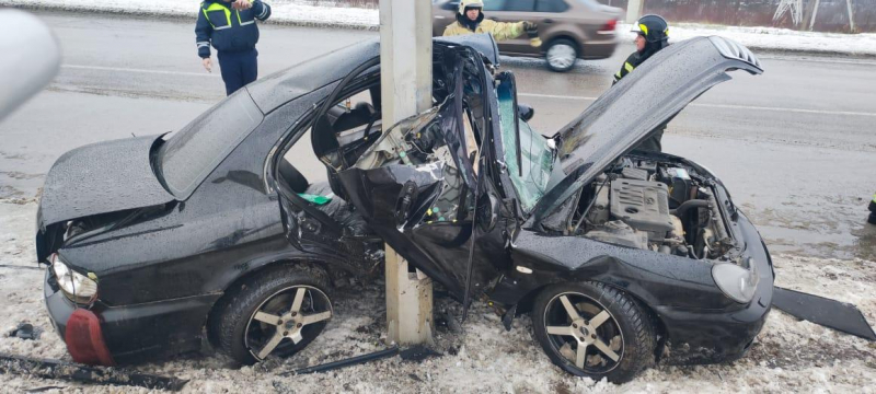 В Губкине автомобиль врезался в железобетонный столб