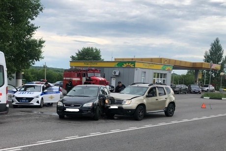 Иномарки столкнулись у заправки в Губкине 