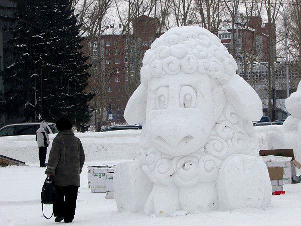 Снежная скульптура конек горбунок