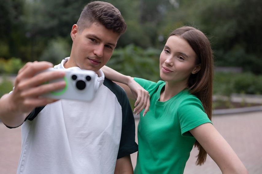 Смартфоны с ИИ догоняют фоторедакторы по росту популярности 