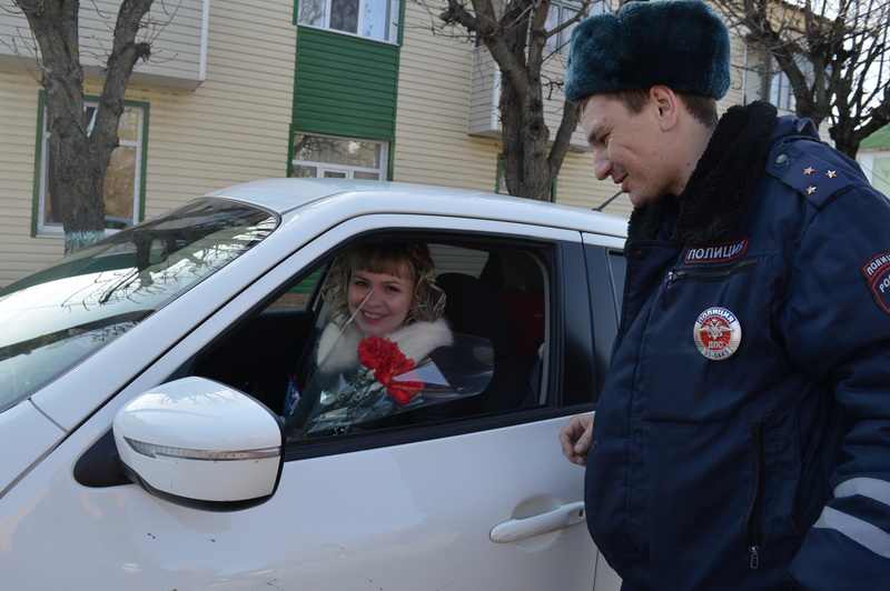 Полицейские по всей Белгородской области дарят женщинам цветы и улыбки