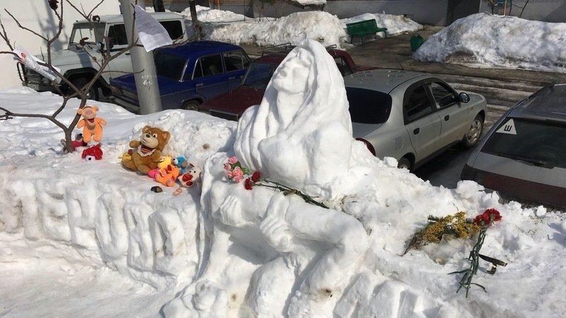 В Кемерове предлагают поставить такой же памятник жертвам трагедии, как скульптура из снега в Губкине
