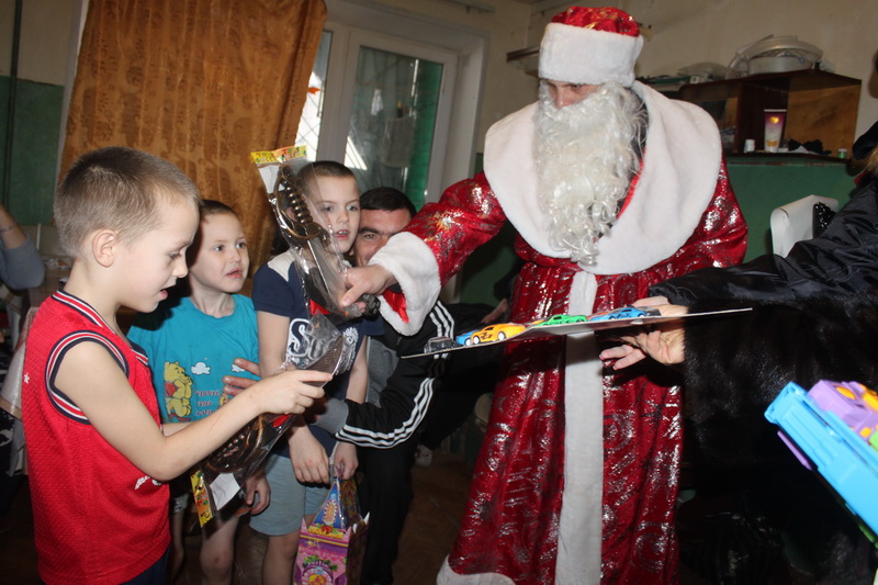 Губкинские полицейские примерили костюм Деда Мороза