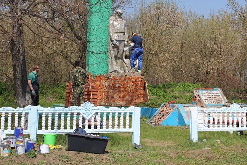Белгородская молодёжь благоустраивает братские могилы