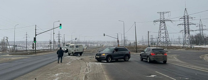 УАЗ и Skoda столкнулись на трассе под Губкином