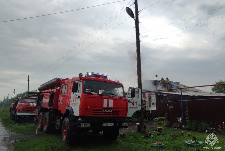 Торговый павильон и жилой дом горели в Губкине