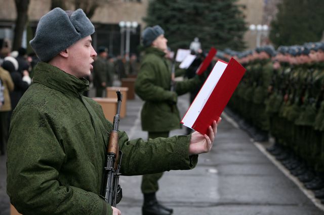 Современная российская армия: курс на высокие технологии и службу по контракту