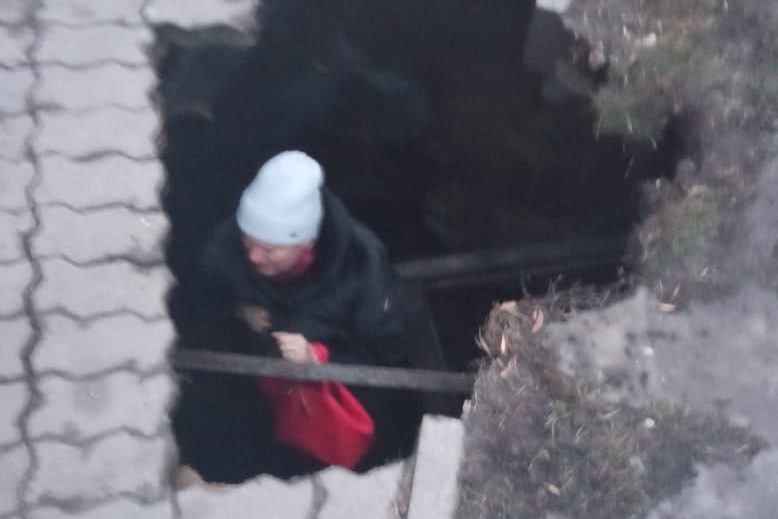 В центре Губкина женщина провалилась под землю