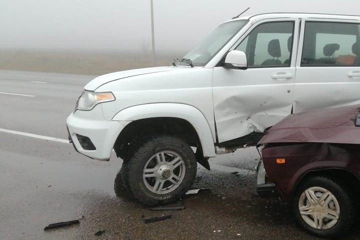 На туманной дороге в Губкинском районе столкнулись УАЗ и «семёрка»