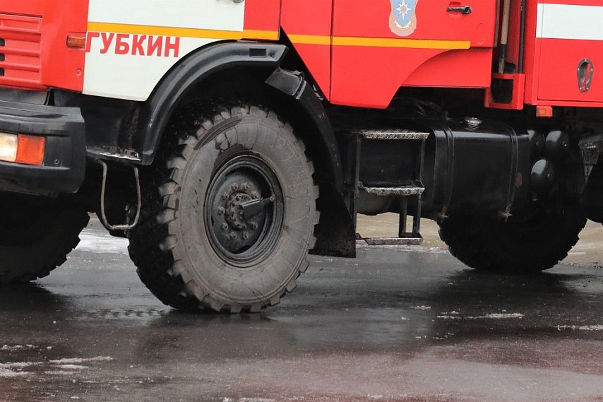 В Губкинском округе в воскресенье сгорели гараж и автомобиль 